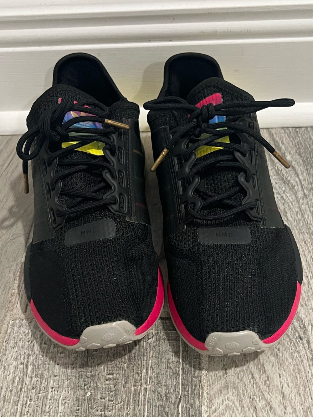 Adidas NMD R1 sneakers in black with pink accents, Men's 7,5 Women's 9